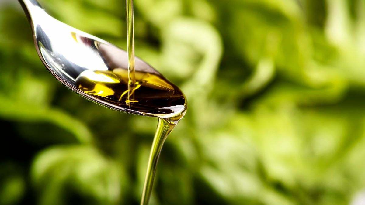 Foto de recurso de aceite de oliva en una cuchara.