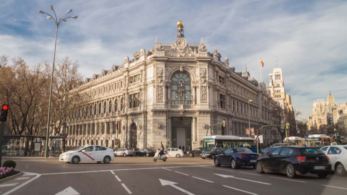 edificio-banco-espana-madrid-banco-central-glorieta-coches-istock-1200x655.jpg