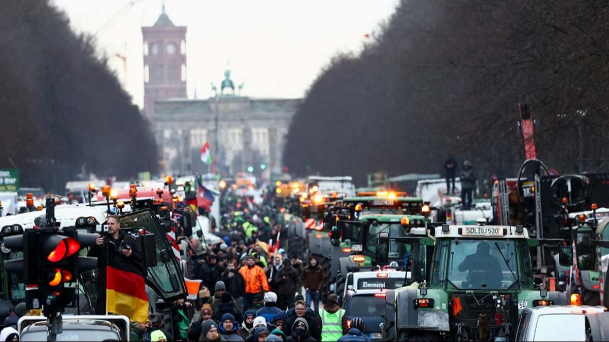 Agricultores alemanes protestando en la Puerta de Brandeburgo de Berlín