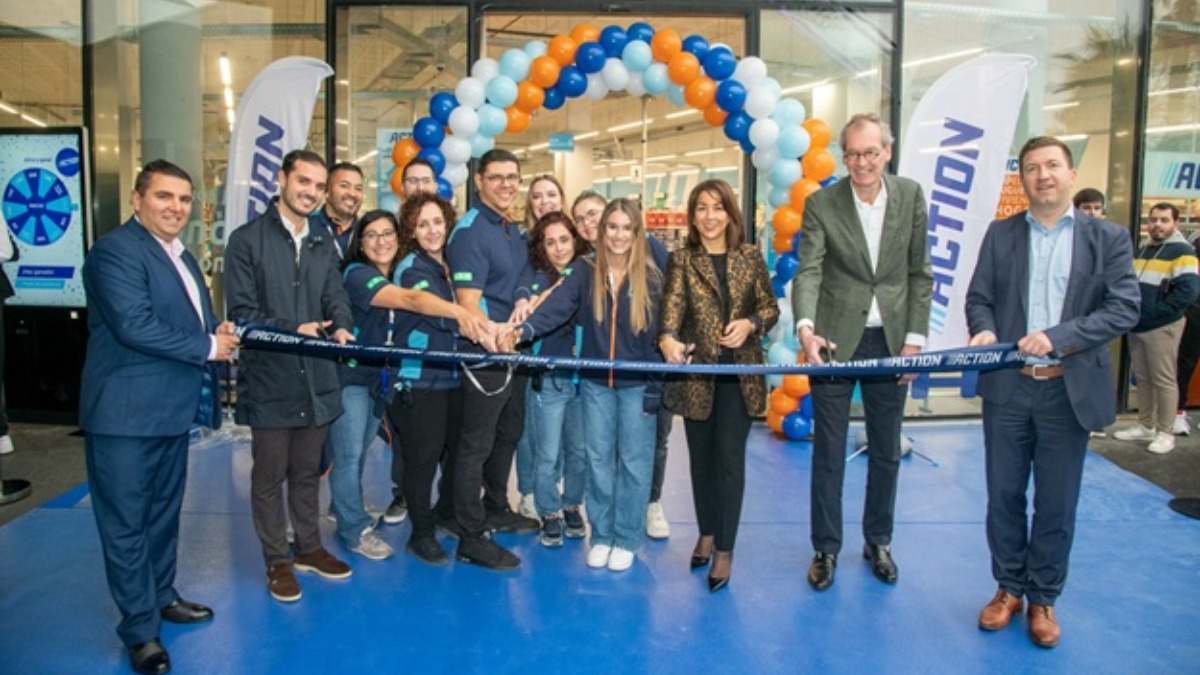El equipo directivo de Action inaugura su tienda número 2.500 en Torrejón de Ardoz.
