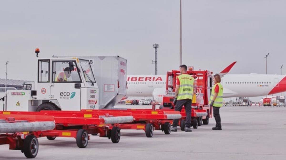 Trabajadores de Iberia en la pista de aterrizaje de un aeropuerto