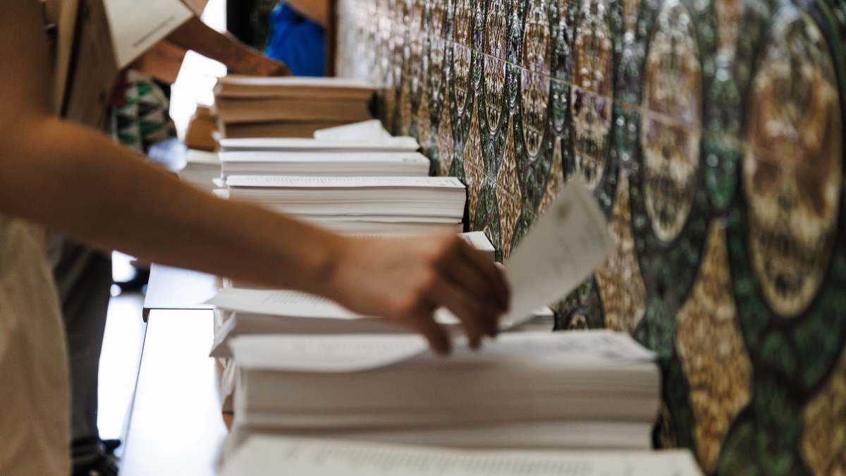 Personas cogen papeletas en un colegio electoral el pasado 23 de julio.