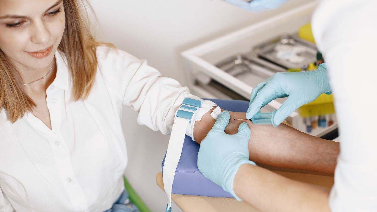 Una mujer se somete a un análisis de sangre.
