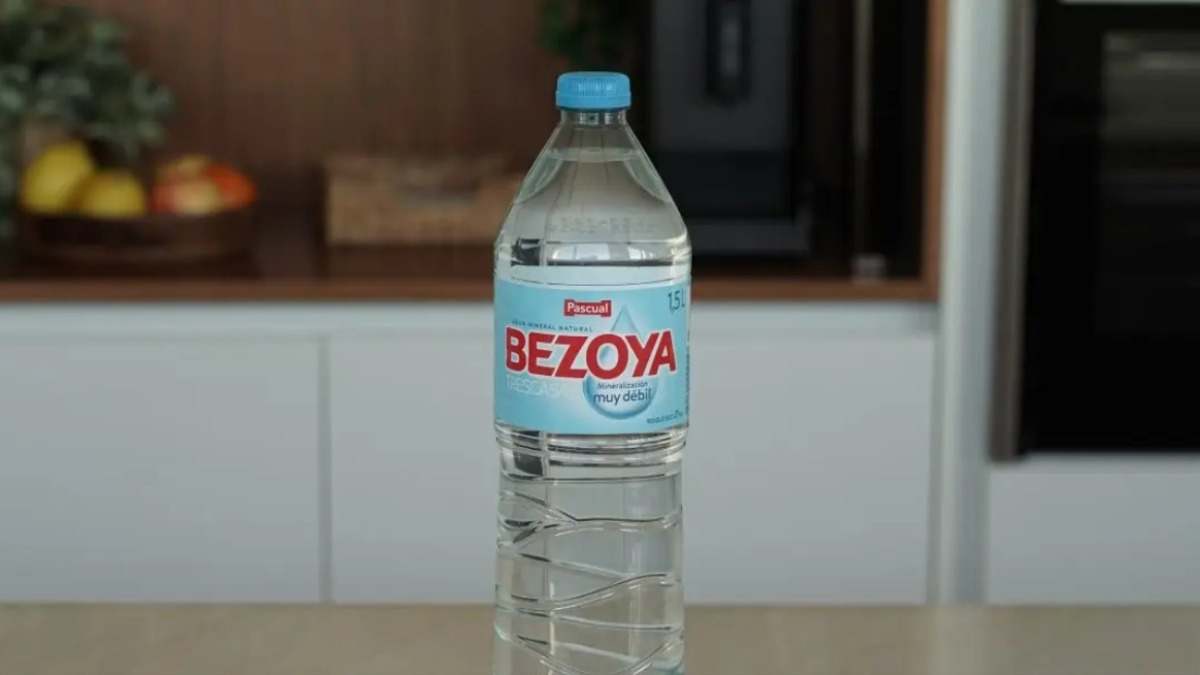 Imagen de la nueva botella de litro y medio de Bezoya.