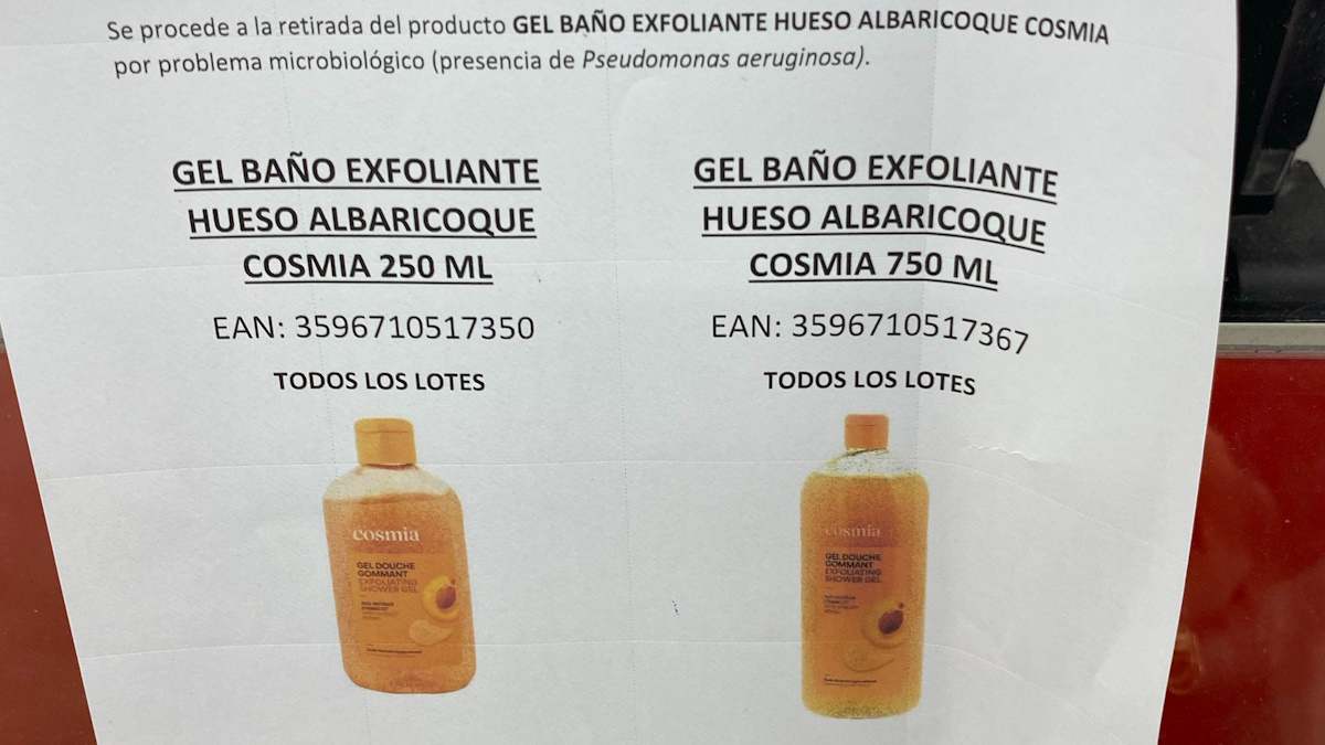 Imagen de una estantería de un supermercado con un aviso de retirada de los geles.