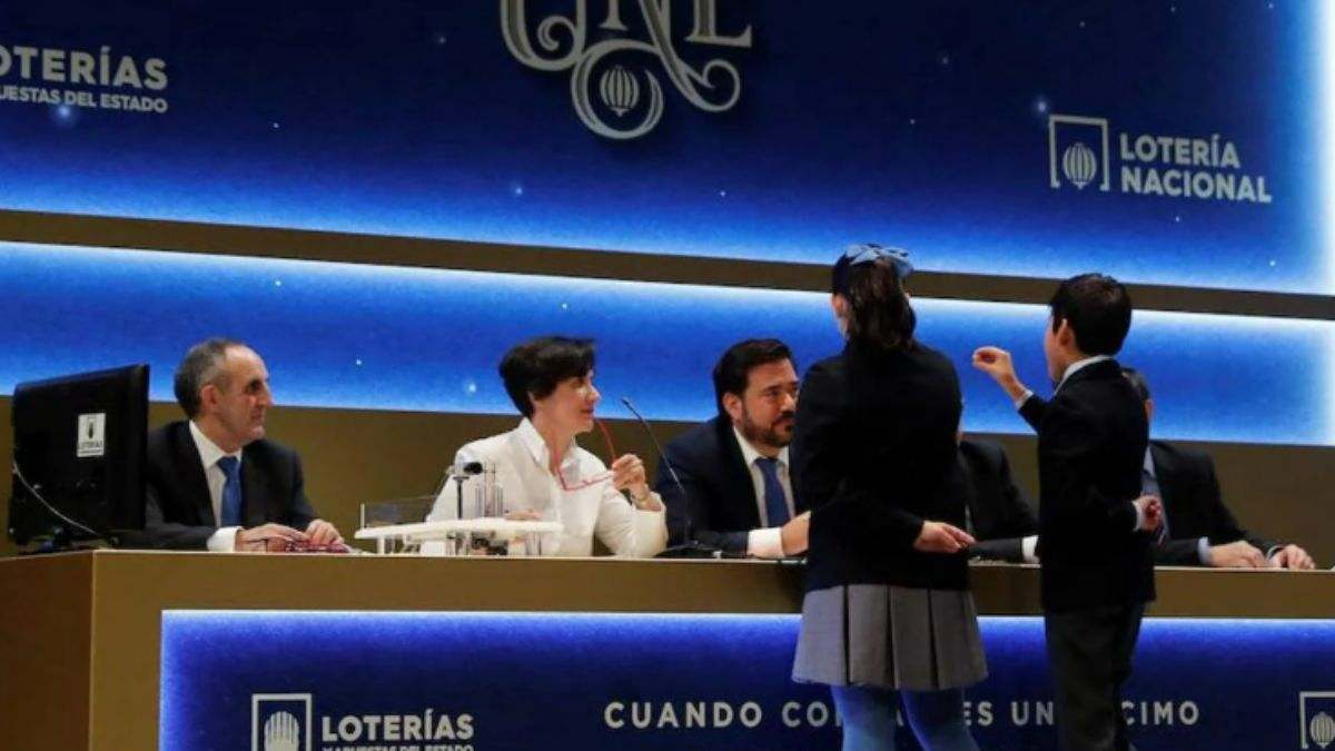 Quiénes son las personas que supervisan el sorteo de la Lotería de Navidad: Guardianes de la Transparencia