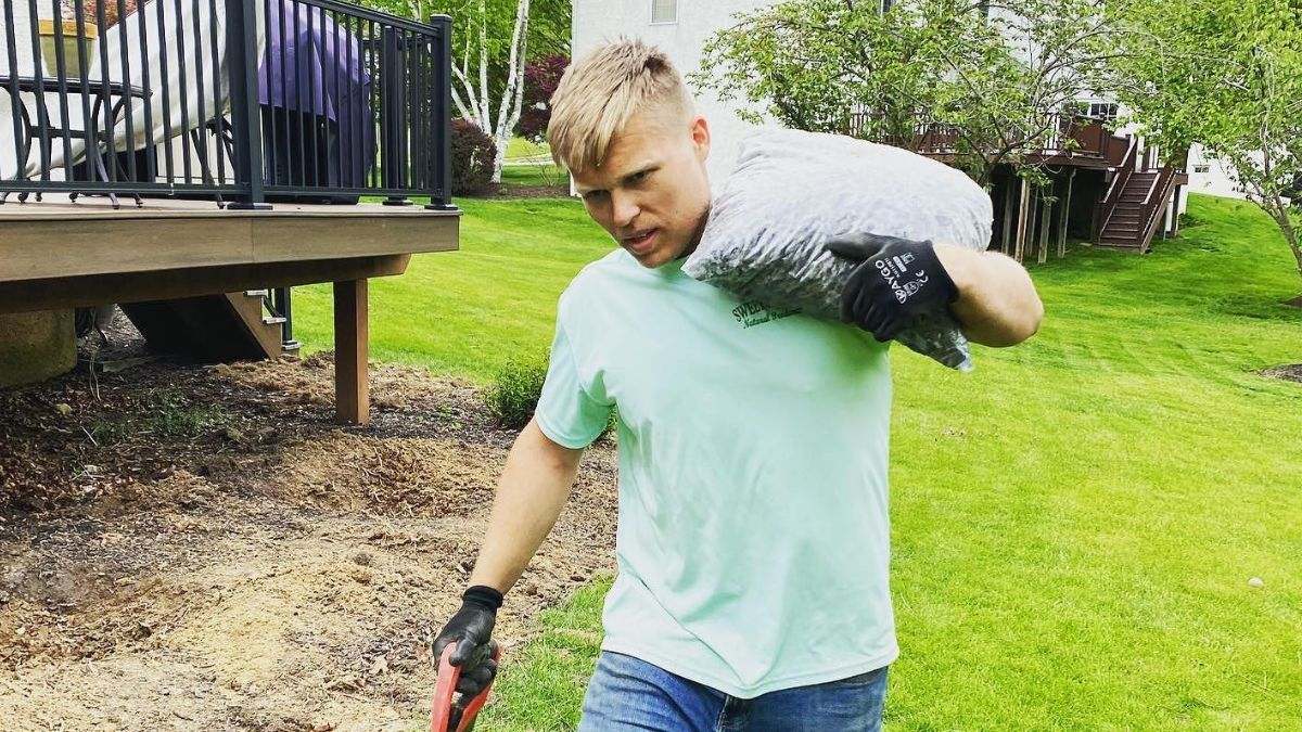 Comenzó a cortar el césped a los 12 años por 30 euros, hoy su negocio de jardinería factura 1 millón de euros al ano