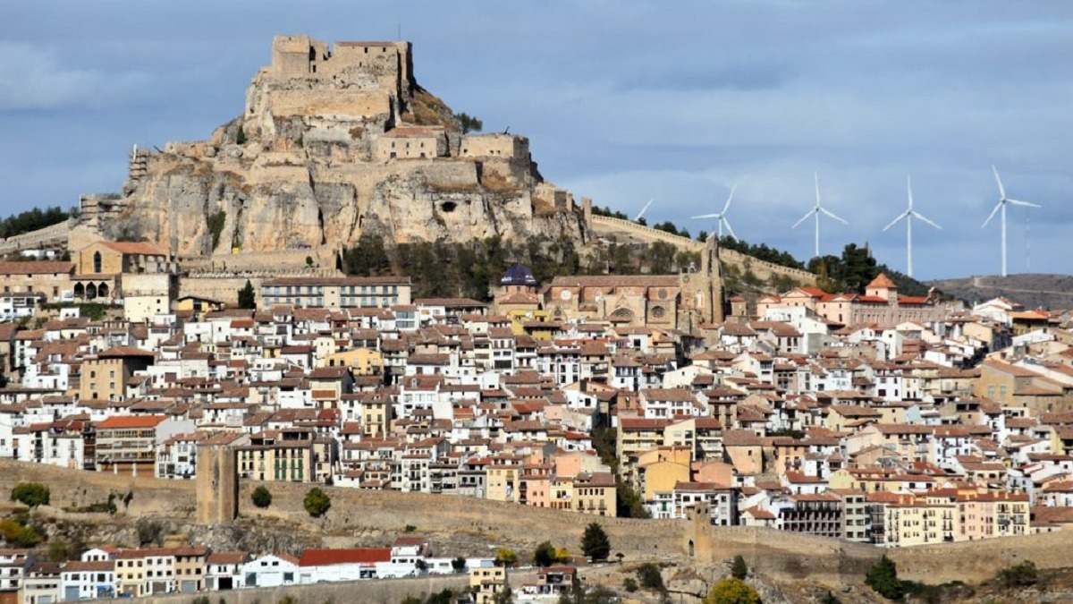 Vista de Morella con molinos de viento