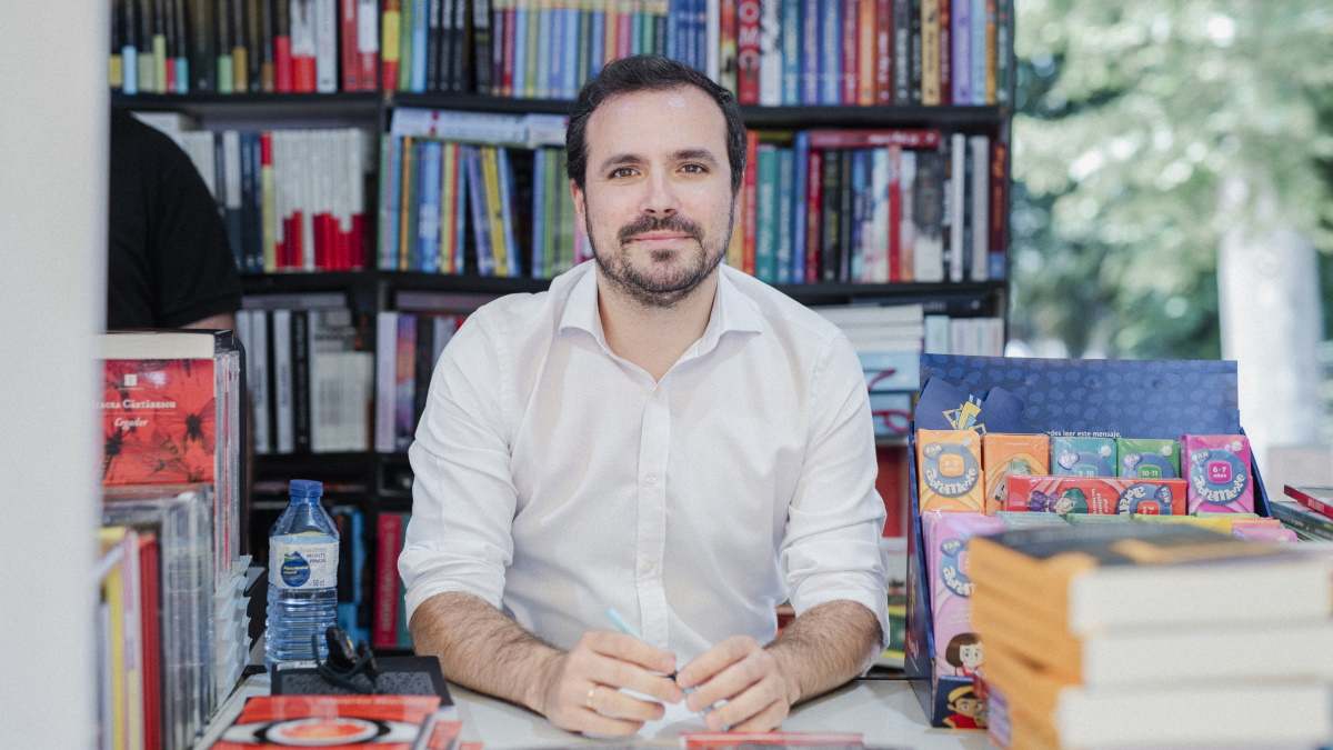 Alberto Garzón, en una fotografía reciente en una caseta de la Feria del Libro.