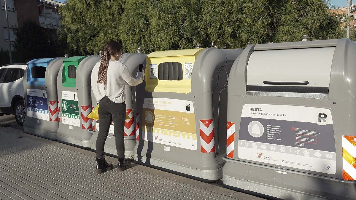 Varios contenedores de reciclaje