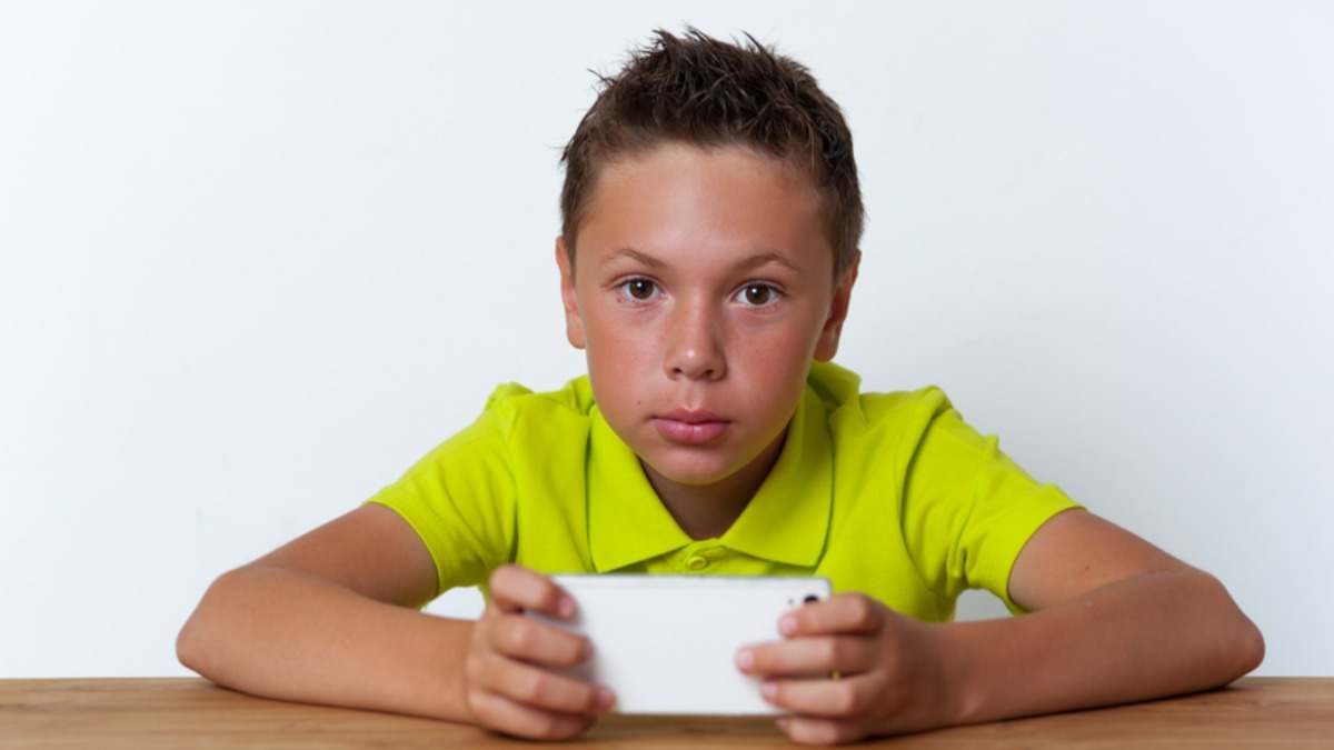 niño con móvil