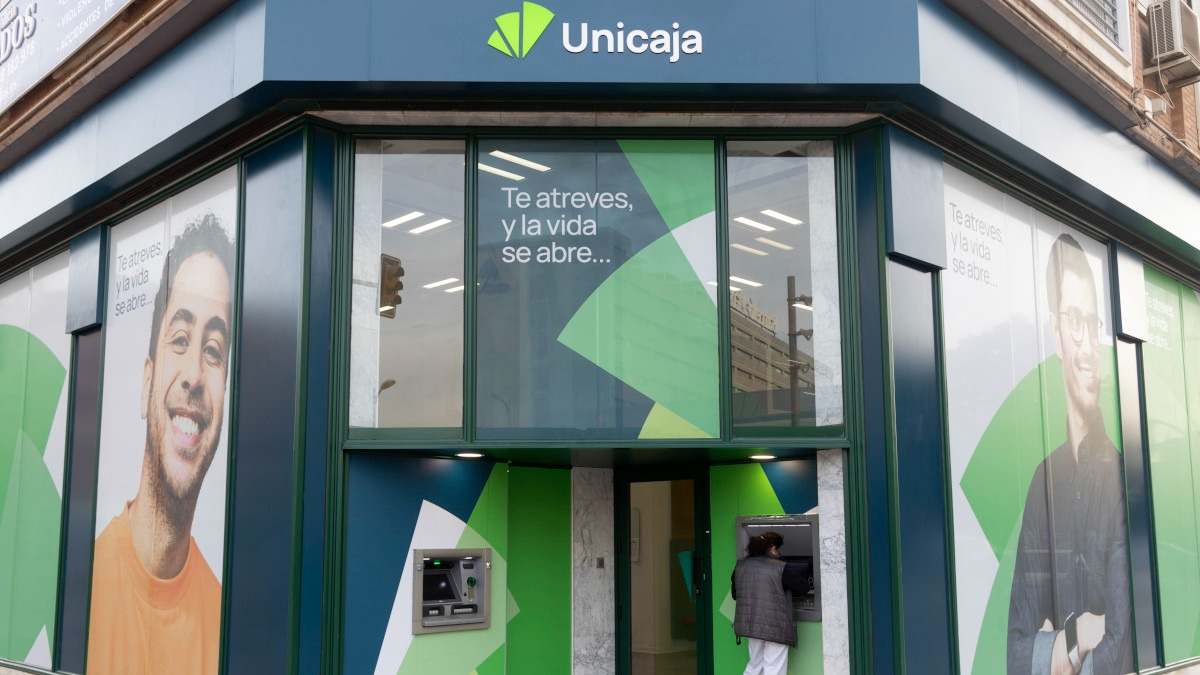 Una sucursal de Unicaja con los nuevos colores corporativos.