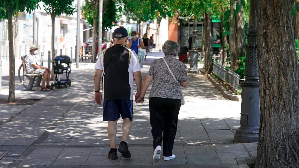 Dos jubilados pasean por la calle en Madrid.