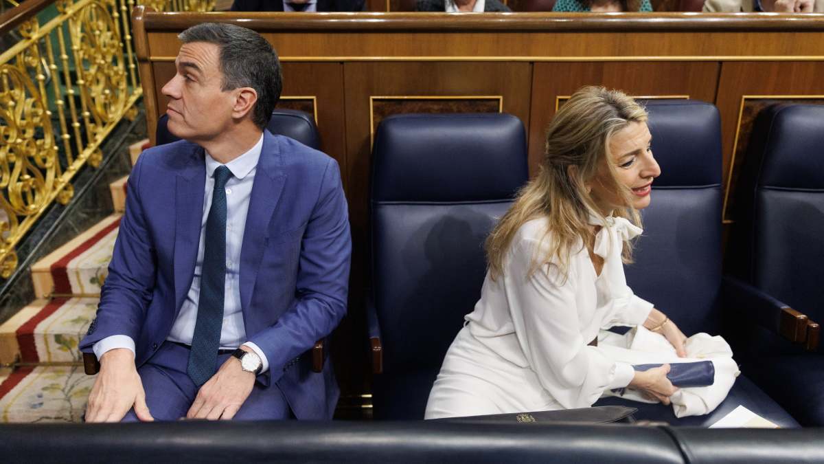Pedro Sánchez, presidente del Gobierno, y Yolanda Díaz, ministra de Trabajo, en el Congreso.