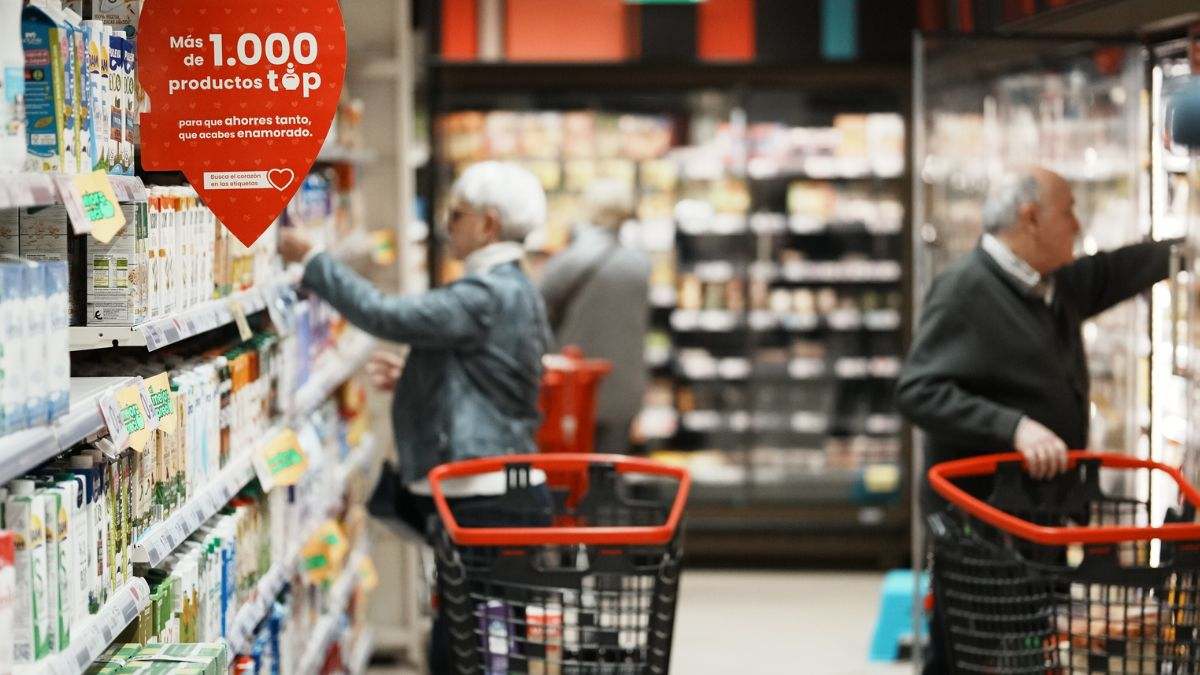 Varias personas compran en un supermercado español
