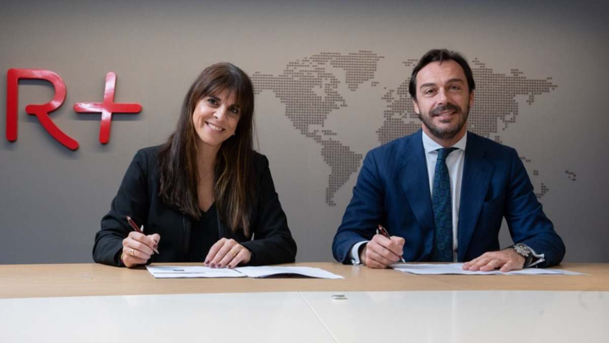 Virginia Donado y Guillermo Martín durante la firma del acuerdo entre Restalia y Caixabank.