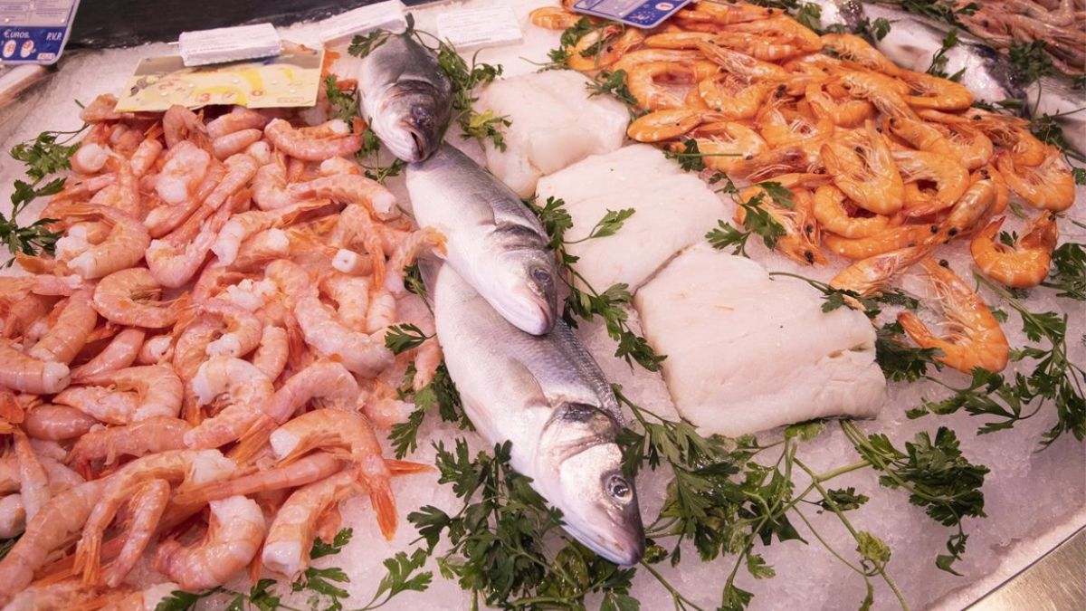 Varios tipos de pescado en una pescadería de un supermercado español