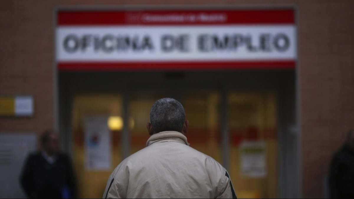 Un hombre delante de una oficina de empleo