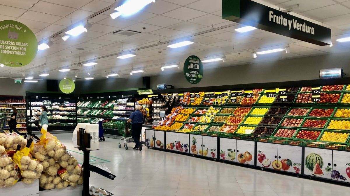 Varias personas compran en un supermercado español