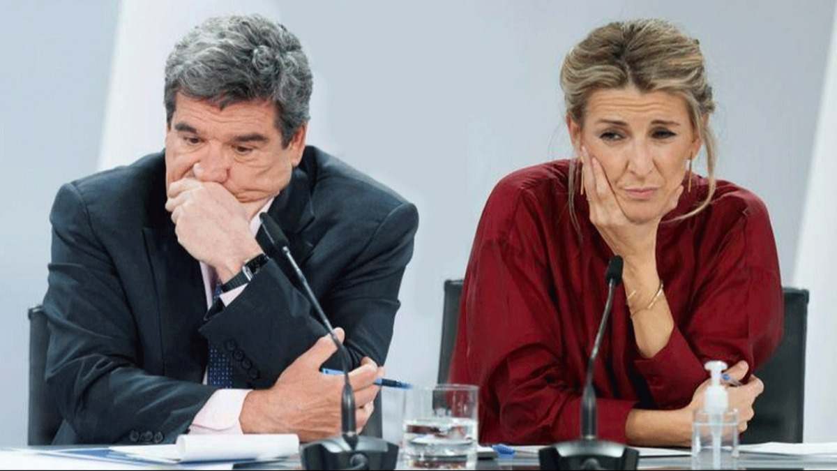 José Luis Escrivá y Yolanda Díaz comparecen en una rueda de prensa con cara de circunstancias