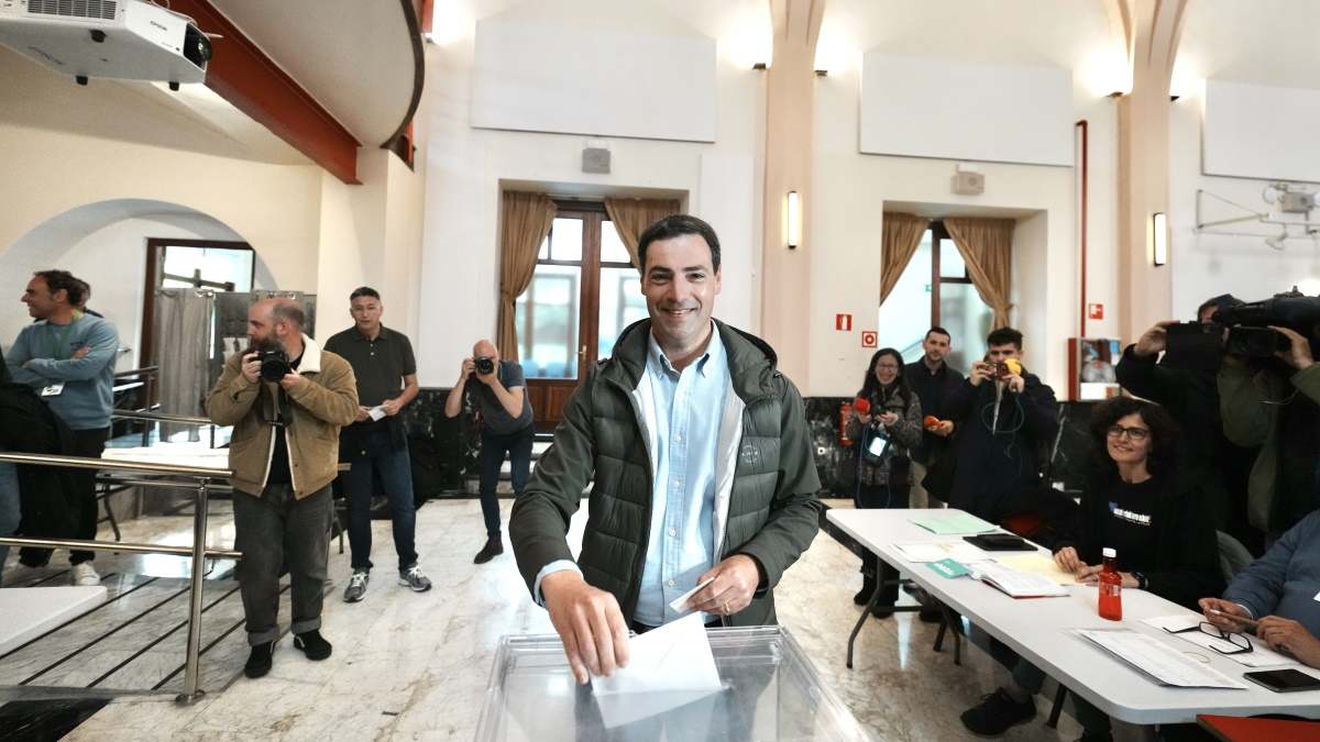 Imanol Pradales, candidato del PNV, vota en las elecciones vascas.