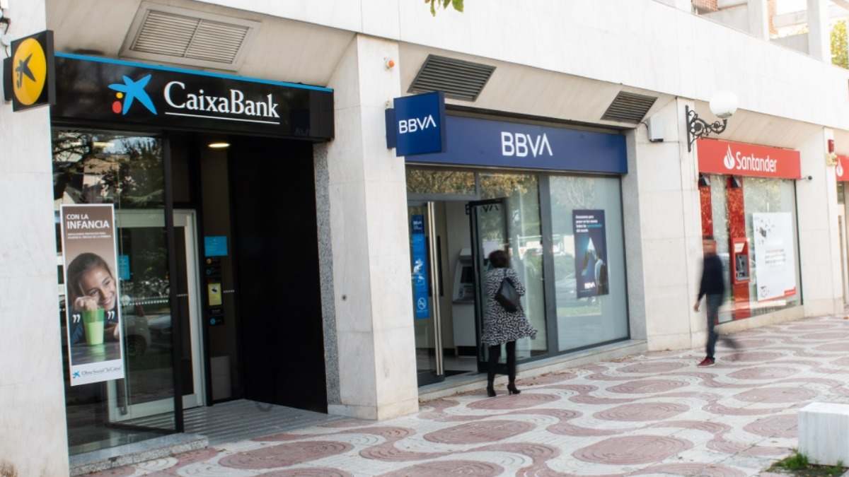 Varias sucursales de bancos en una calle