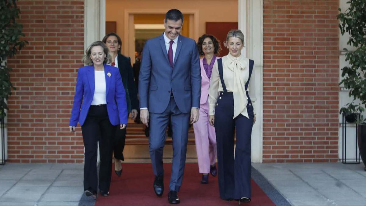 Pedro Sánchez y las vicepresidentas Calviño, Díaz, Ribera y Montero en el primer Consejo de Ministros