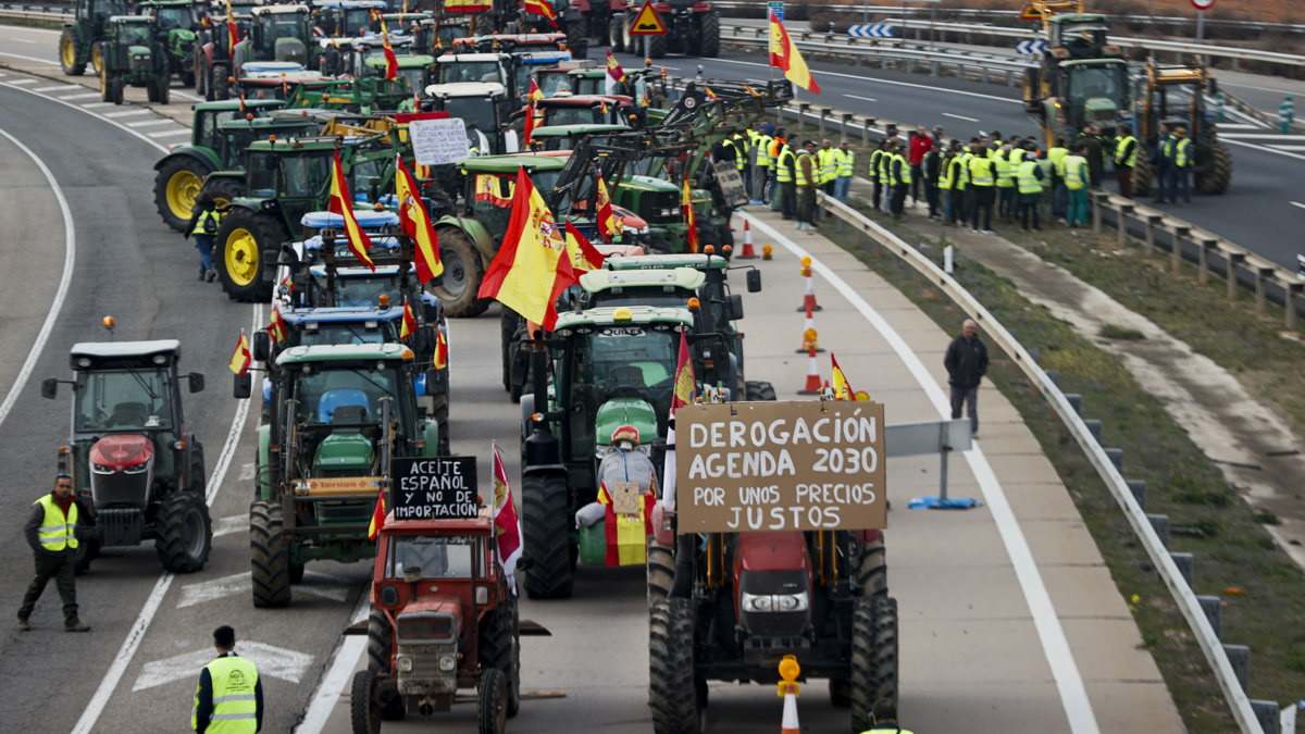 Tractores conducidos por agricultores protestan el 6 de febrero con lemas contra la Agenda 2030.