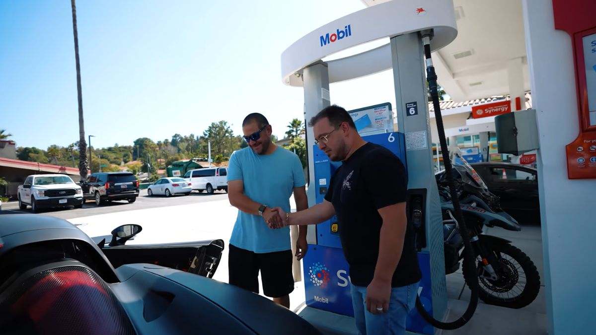 Crosta comprando un coche en una gasolinera