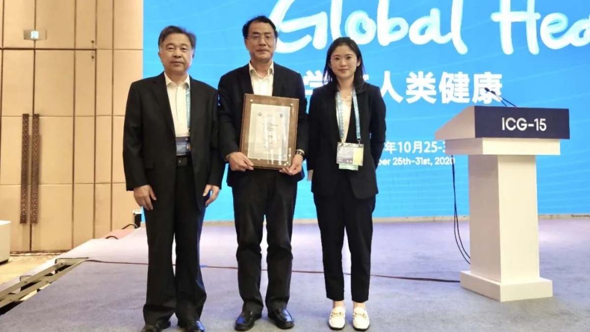 El virólogo Zhang Yongzhen recogiendo el Premio GigaScience