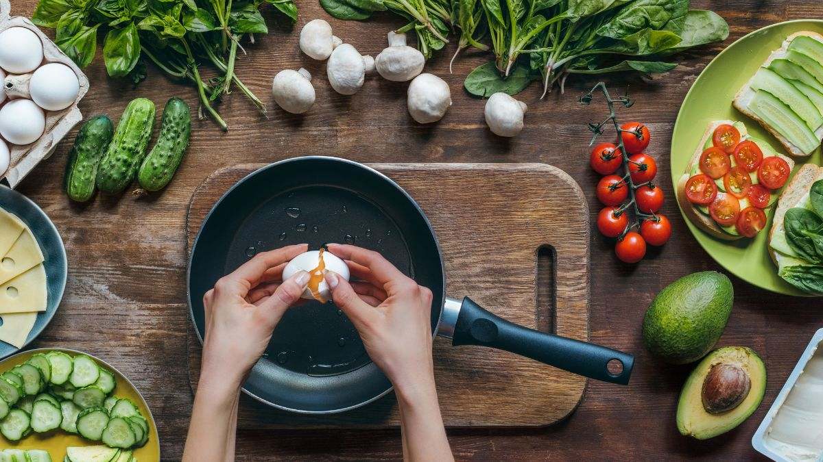 mujer cocinando