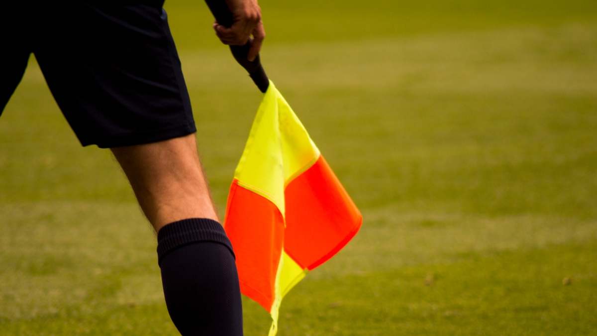 Linier fútbol fuera de juego.