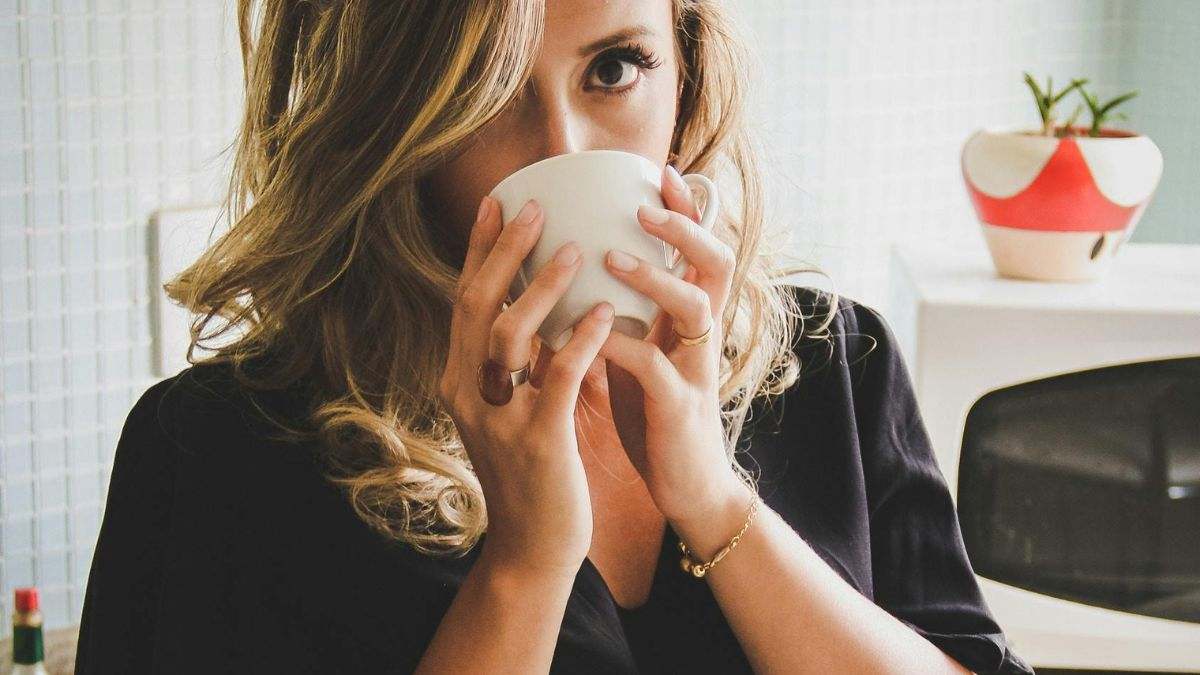 Con el tiempo, el exceso de alcohol daña las células cerebrales