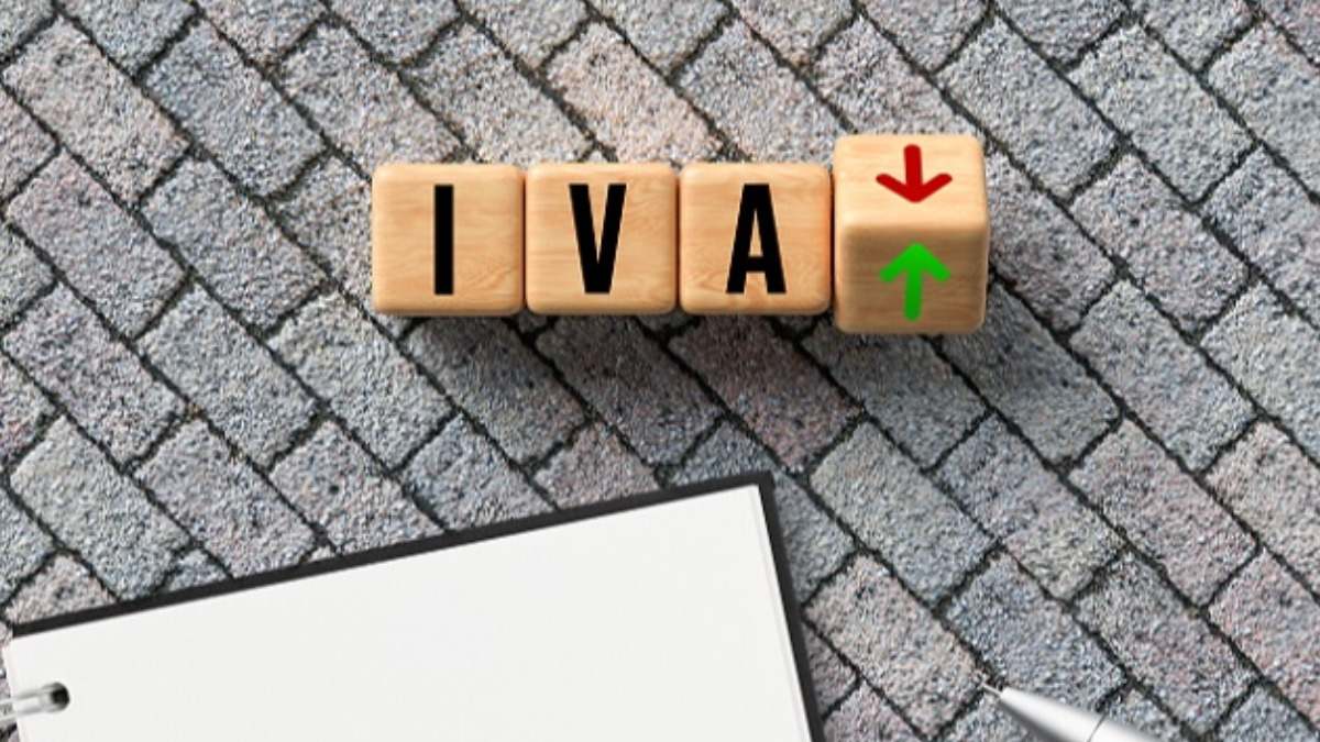 La palabra IVA junto a un cuaderno y un bolígrafo