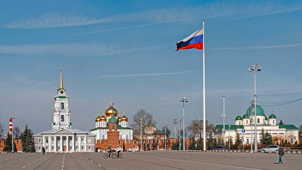Rusia plaza Tula economía bandera