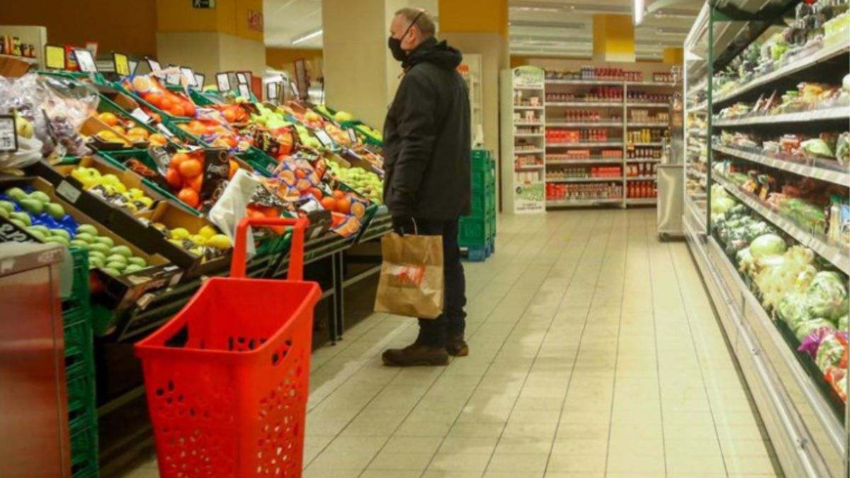 Una persona realiza la compra semanal en un supermercado español