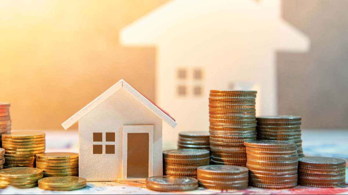 Monedas junto a casas