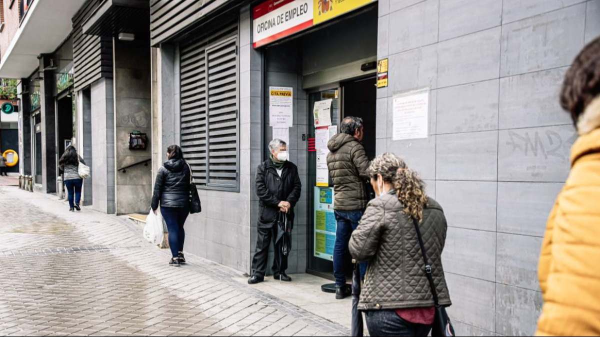 Personas en la cola del paro. EE