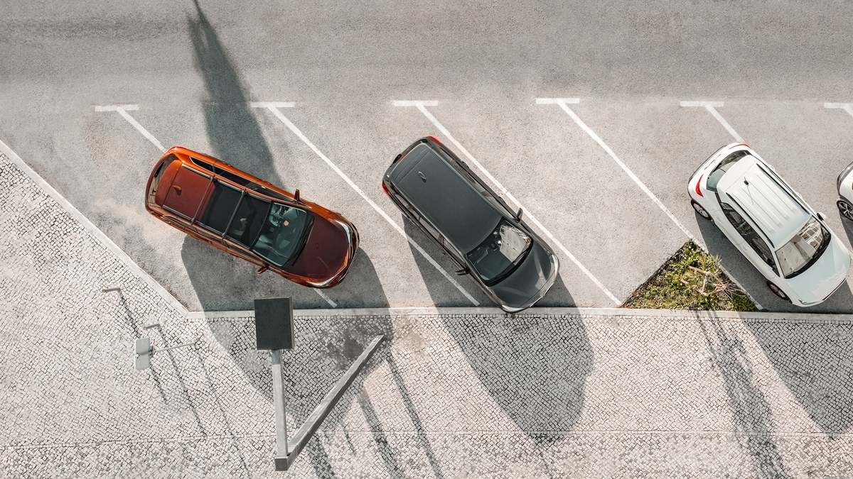 aparcar ocupando varias plazas