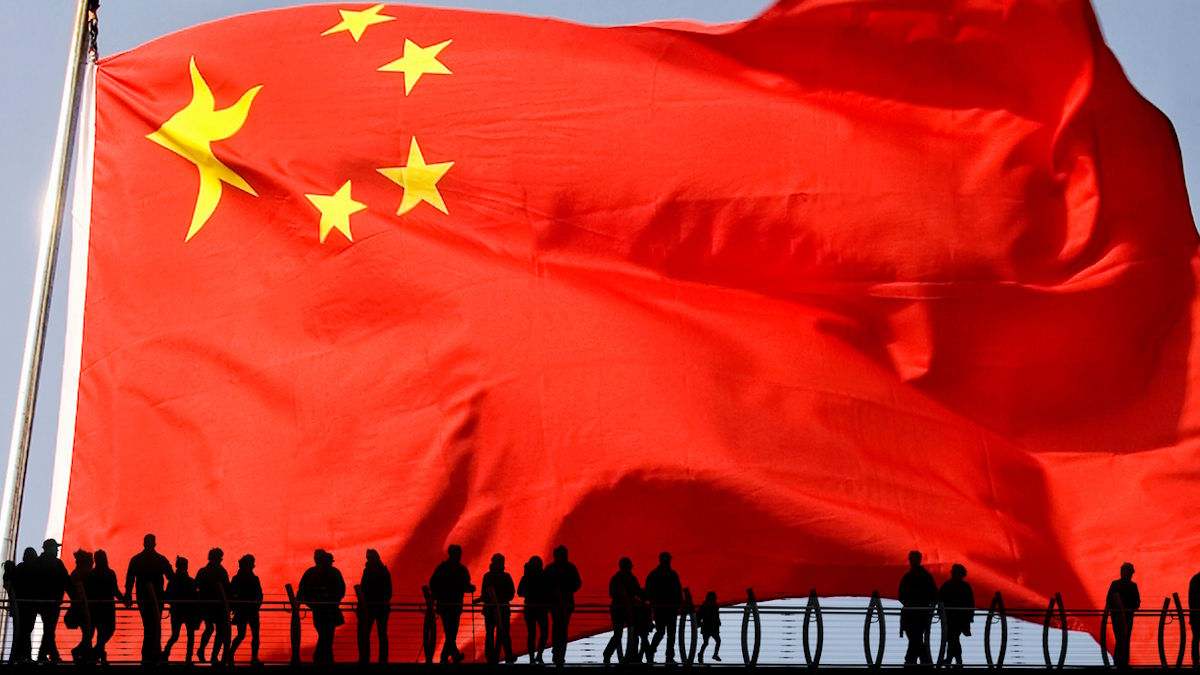 china-bandera-gigante-gente-istock