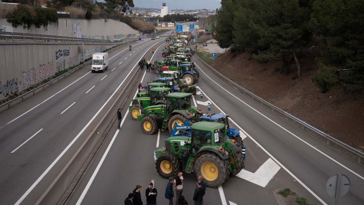Tractores en una carretera española durante las protestas.