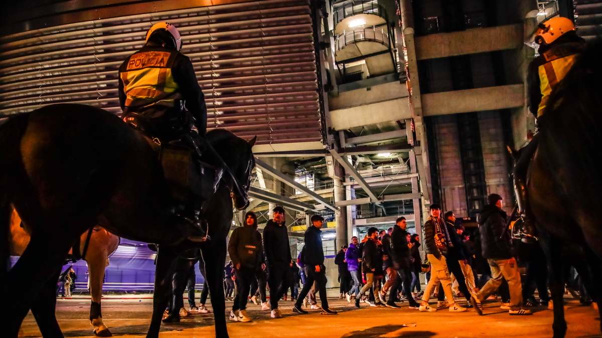 Efectivos de Policía Nacional en un despliegue de seguridad en el Santiago Bernabéu.
