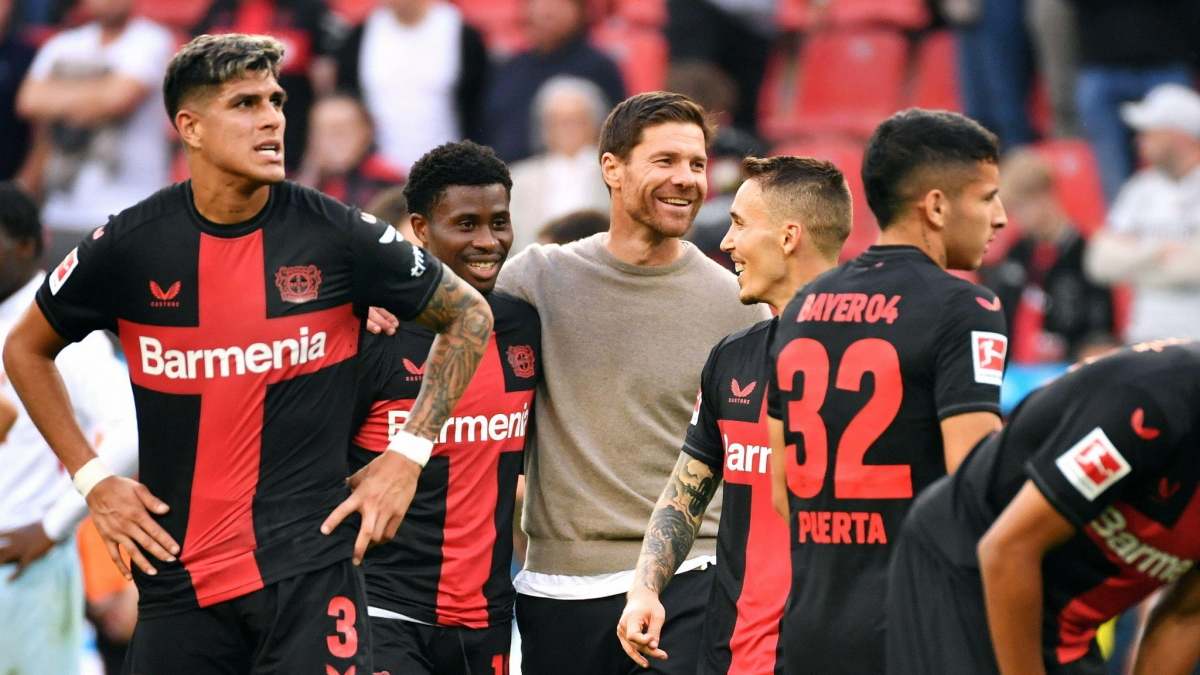 Xabi Alonso y los jugadores del Leverkusen celebran una victoria