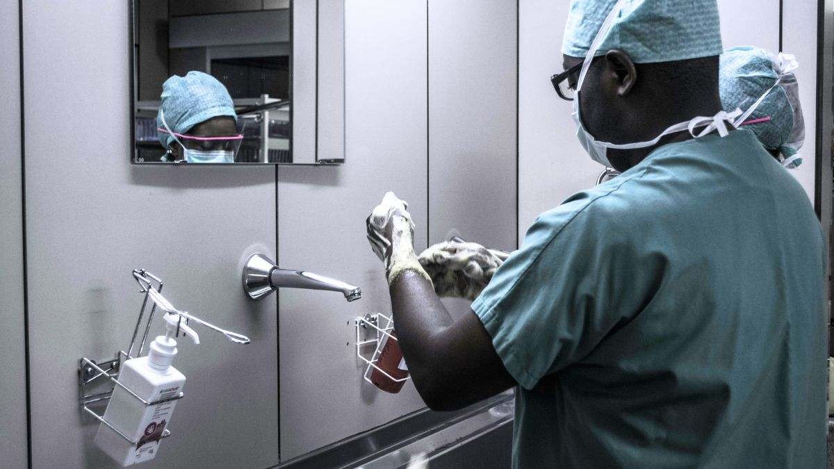Varios médicos se preparan para atender a un paciente