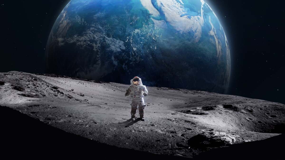 Foto de recurso de un astronauta en la superficie de la Luna.
