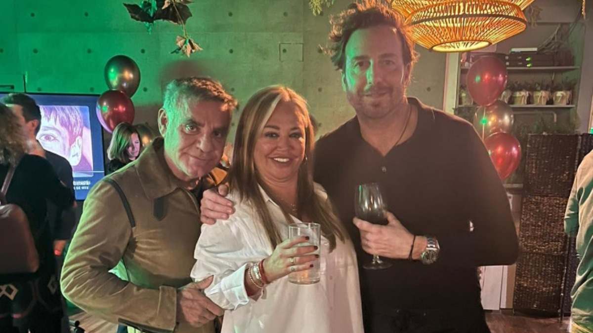Belén Esteban posa con Raúl Prieto y Joaquín Torres