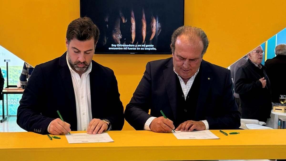 El presidente de Caja Rural de Extremadura, Urbano Caballo, y el presidente de la Asociación de la Pequeña y Mediana Empresa Vegas Altas-La Serena (APYME), Javier Dorado.