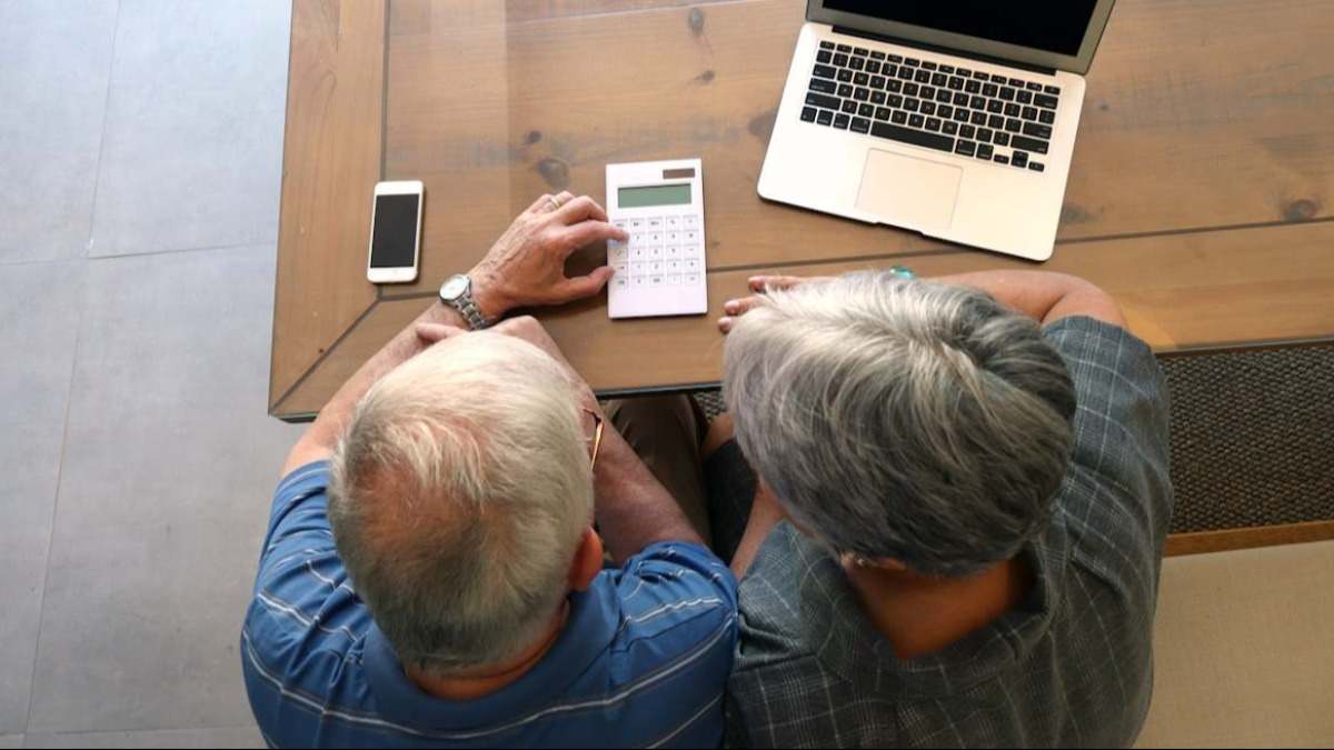 Jubilados calculando su pensión. iStock