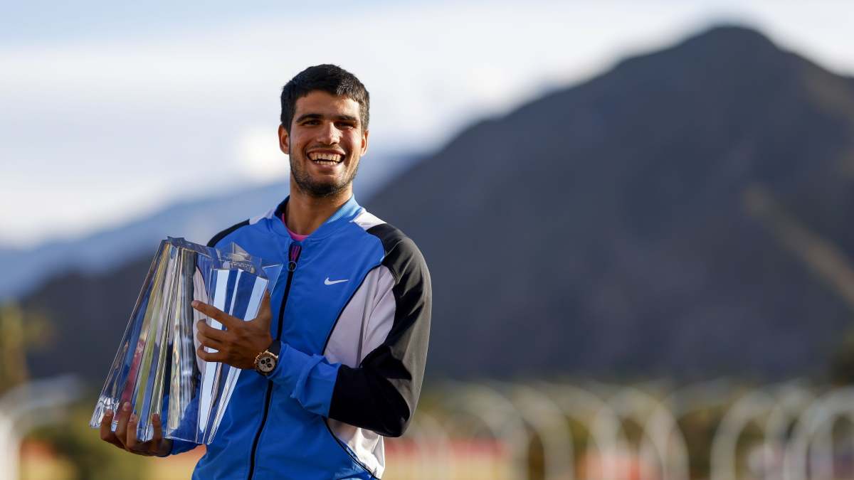 Carlos Alcaraz posa con el trofeo de Indian Wells 2024.