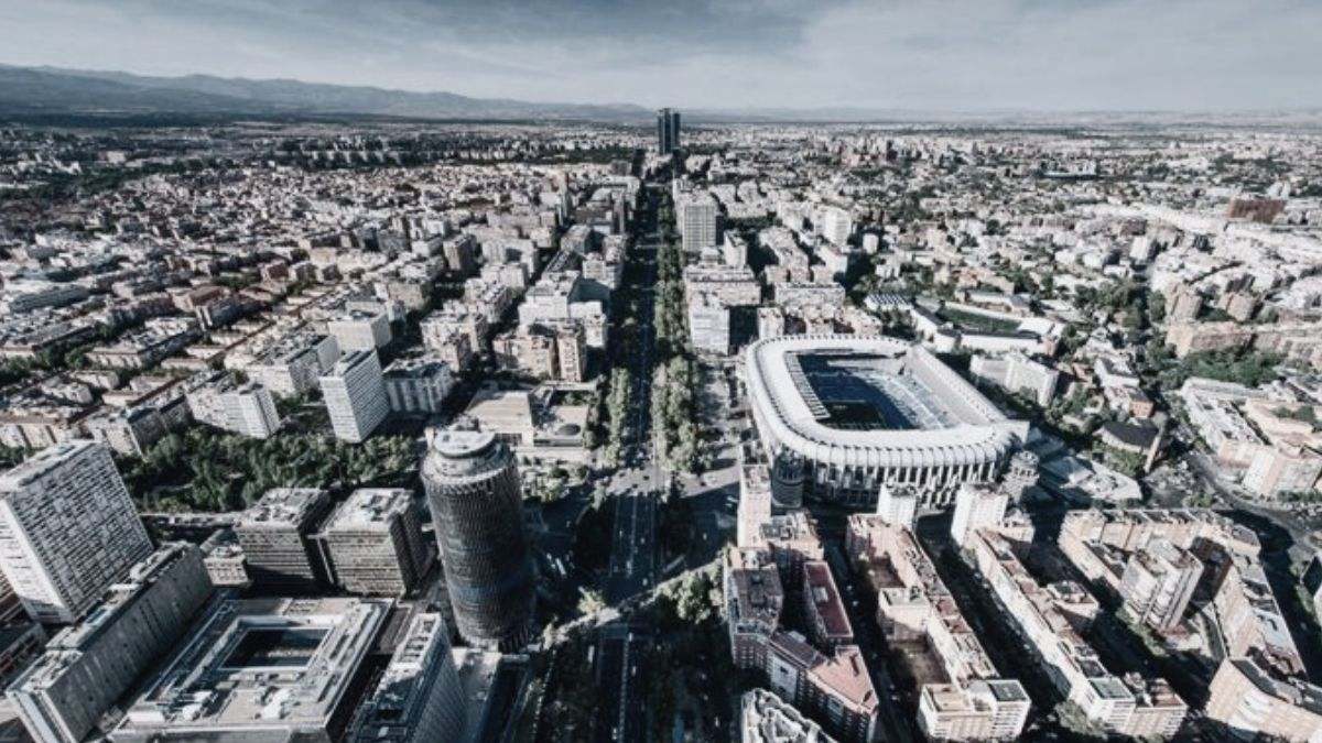 Chabolas y chalets de lujo conviven en Chamartín: radiografía de un contraste social que recuerda al barrio madrileño en los 80'
